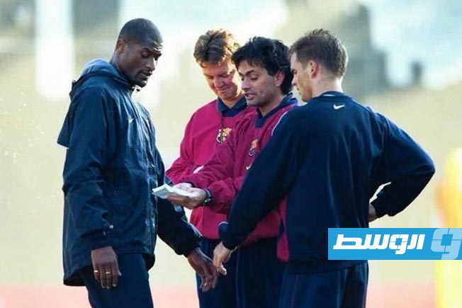 مورينيو (الثاني من اليمين) خلال فترة عمله بنادي برشلونة (جريدة سبورت الإسبانية)