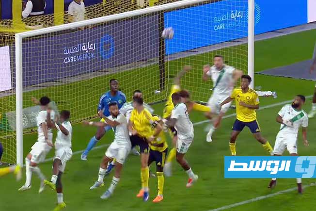 لقطة مثبتة من فيديو لمباراة النصر والأهلي تظهر رونالدو وهو يتقدم بشكل مفاجئ ليحول الكرة برأسه إلى المرمى (يوتيوب)