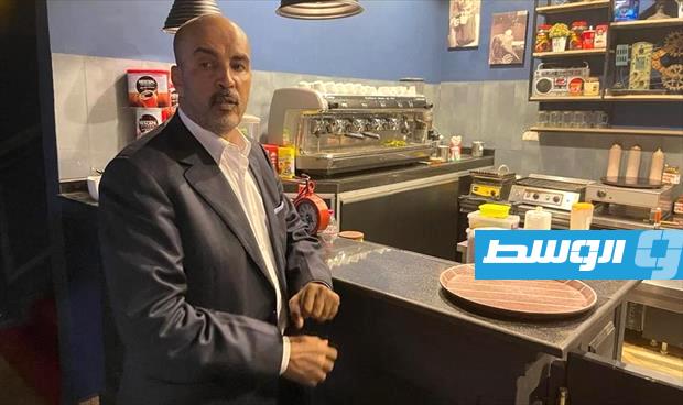 نائب رئيس المجلس الرئاسي موسى الكوني يتحدث إلى أحد المواطنين في بنغازي، 29 أبريل 2021. (الإنترنت)