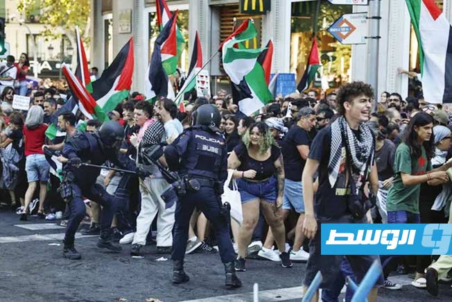 جانب من الاحتجاجات الشعبية خلال طواف إسبانيا للدراجات الأحد 14 سبتمبر 2025 (إكس)