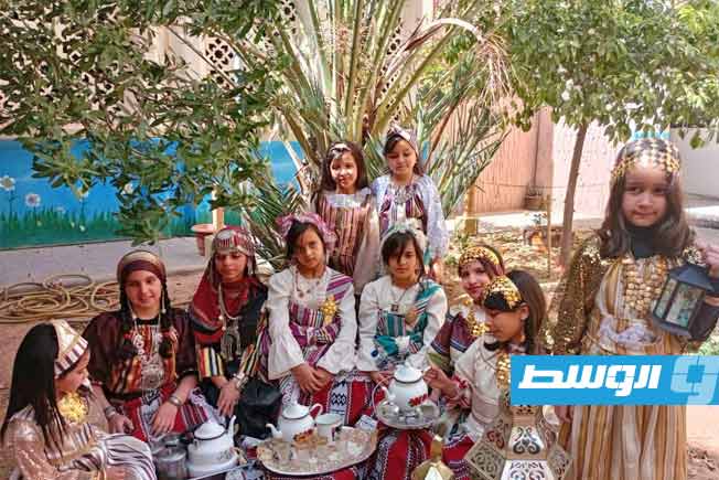 طلاب المدارس يحضرون بالزي التقليدي احتفاء باليوم الوطني للزي التقليدي. (فيسوك)