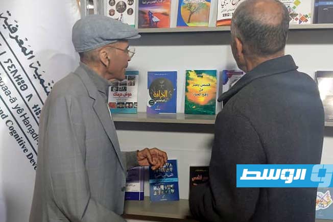 الكاتب اللليبي إبراهيم الكوني يزور جناح وزارة الثقافة في معرض تونس الدولي للكتاب. (وزارة الثقافة والتنمية المعرفية)
