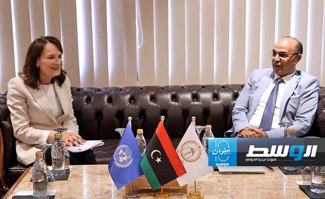 جانب من لقاء منسقة الشؤون الإنسانية ببعثة الأمم المتحدة جورجيت غانيون ورئيس المجلس التسييري للبلدية الصقر عمران بوجواري، الثلاثاء 21 مايو 2024 (بلدية بنغازي)