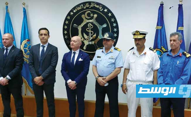 لقاء ليبي إيطالي على هامش تسليم المسلتزمات البحرية الإيطالية إلى حرس السواحل، 23 مايو 2021. (القوات البحرية الليبية)