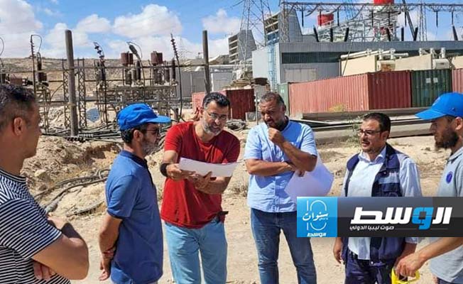 من تفقد مديرين بشركة الكهرباء مواقع مشروعات لتحسين الشبكة بمناطق الجبل الأخضر (شركة الكهرباء)
