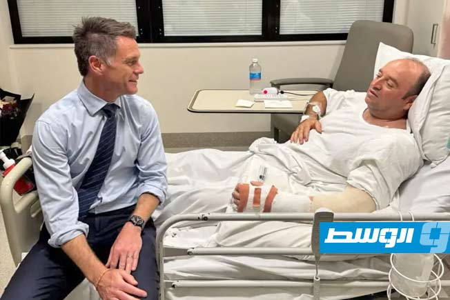 رئيس وزراء ولاية نيو ساوث ويلز كريس مينز يزور أحمد الأحمد في المستشفى بعد الهجوم. (الإنترنت)