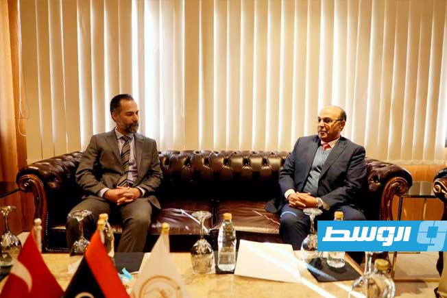 لقاء رئيس المجلس التسييري صقر بوجواري والسفير التركي لدى ليبيا غوفين بيجيتش، الإثنين 13 يناير 2025. (بلدية بنغازي)