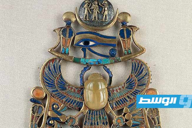 قلادة الجعران المجنح للملك توت عنخ آمون. (ديلي ميل - غيتي إيميجز)