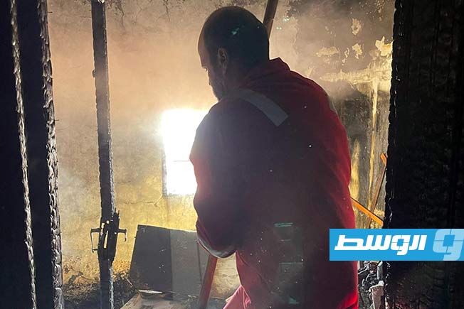 من إخماد حريق منزل في تاجوراء، 30 نوفمبر 2025. (هيئة السلامة الوطنية)