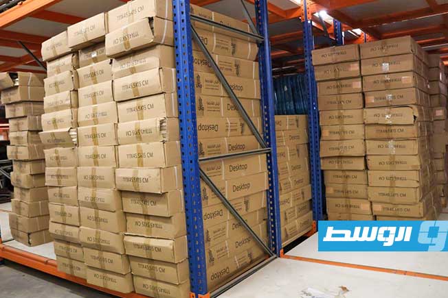 شحنة مقاعد دراسية تتسلمها وزارة التعليم، 12 أكتوبر 2025. (التعليم)