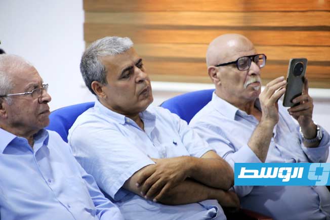 جانب من مناقشة رسالة ماجستير للباحث الشاعر عبداللطيف البشكار كوديخة عن رسالته «جماليات التلقي في شعر محيي محجوب - ديوان تمثال يخون الحجر (أنموذجًا)». (لجنة الدراسات العليا بكلية الآداب جامعة الزاوية)