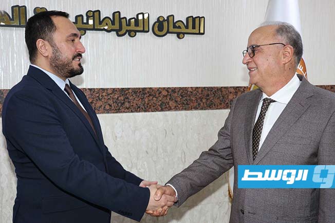 لقاء رئيس لجنة الصداقة البرلمانية الليبية - التركية بمجلس النواب الصالحين عبدالنبي والقنصل العام لتركيا في بنغازي سيركان كيرامانلى، الأربعاء 30 مايو 2025. (مجلس النواب)