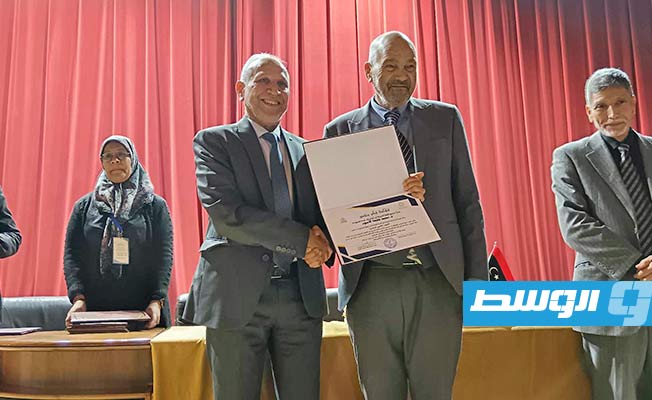جانب من شهادات التكريم للمشاركين. (بوابة الوسط)