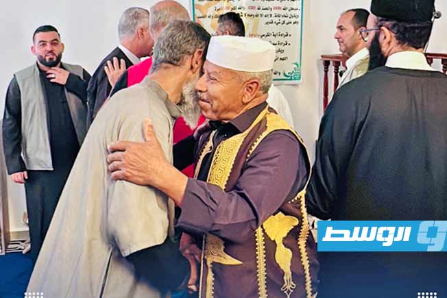 مواطنون يتبادلون التهاني بعد أداء الصلاة، 27 مايو 2026. (زوارة بين قوسين)