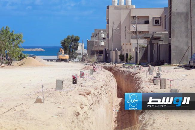 جانب من أعمال حفر شبكة للصرف الصحي بالحي السكني - طريق الميناء في الخمس (بلدية الخمس)