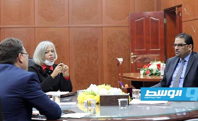 لملوم خلال اجتماعه مع رئيسة وحدة تمكين المرأة بالمجلس الرئاسي، 6 يناير 2020. (عدل الوفاق)