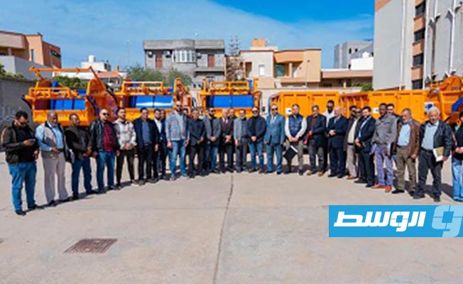تسليم دفعة معدات إدارة النفايات الصلبة لـ17 بلدية