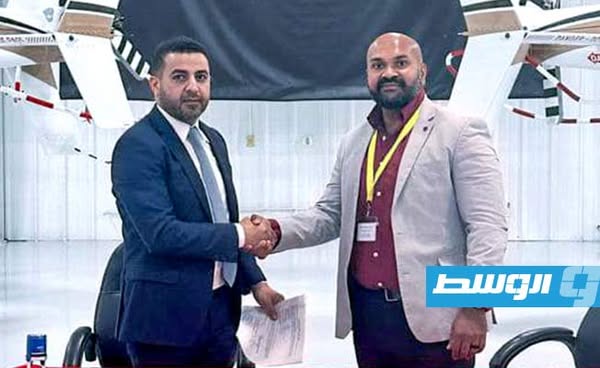 مسؤولو جهاز الإسعاف الطائر أثناء استلام الطائرتين بمقر شركة «بيل» الأميركية. (صفحة الجهاز على فيسبوك)