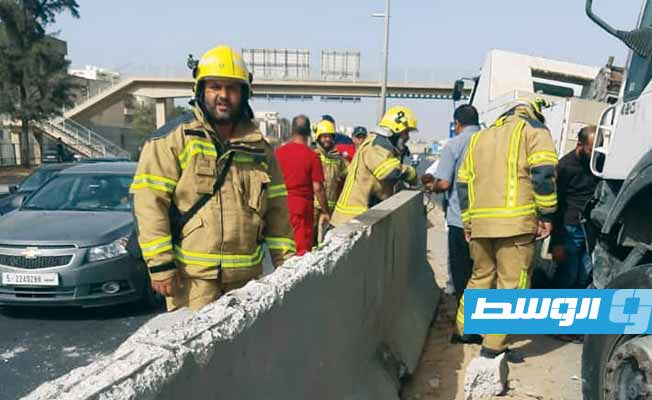 فريق الطوارئ بشركة مليتة يساعد في إنقاذ مقطورة الغاز التابعة لشركة البريقة عقب حادث التصادم، 27 يونيو 2021. (شركة مليتة)