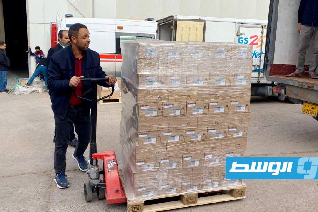موظف ينقل شحنة من المحاليل الوريدية بأحد المستشفيات، الثلاثاء 23 ديسمبر 2025. (جهاز الإمداد الطبي)