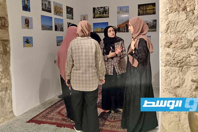من أجواء المعرض الفوتوغرافي للفنان سالم أبوديب بدار كريسته للفنون،. (بوابة الوسط)