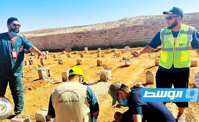 فرق هيئة البحث عن المفقودين تسحب عينات من جثث جرى دفنها في مقبرة مرتوبة دون التعرف على هويتها، 15 سبتمبر 2023. (هيئة البحث عن المفقودين)