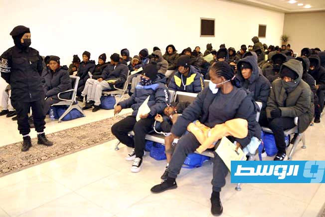 عملية ترحيل المهاجرات إلى نيجيريا من مطار معيتيقة. (وزارة الداخلية)