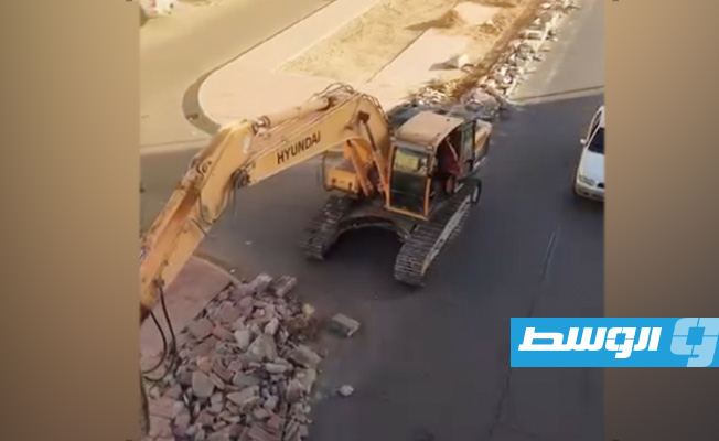 من أعمال توسعة شارع دبي في سرت (لقطة مثبتة من فيديو: جهاز تنفيذ مشروعات الإسكان)