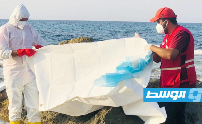 متطوعو الهلال الأحمر أثناء انتشال جثامين المهاجرين على ساحل منطقتي الحرشة والمطرد غرب ليبيا، الثلاثاء 5 أكتوبر 2021. (الهلال الأحمر فرع الزاوية)