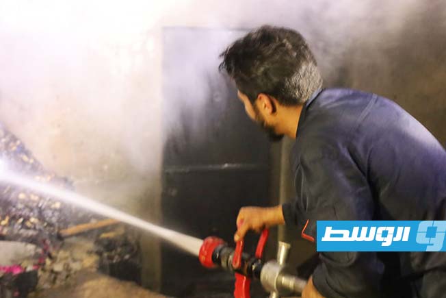 رجال السلامة الوطنية خلال تعاملهم مع الحريق، 16 أبريل 2025. (صفحة الهيئة على فيسبوك)