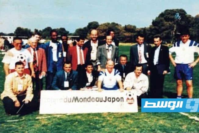 محرر الوسط زين العابدين بركان رفقة السير بوبي تشارلتون ضمن لجنة الدعاية لمونديال 2002. (خاص - الوسط)