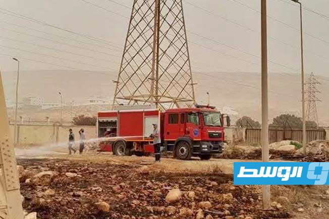 محاولة السيطرة على حريق أسفل أبراج الكهرباء في درنة، 24 مايو 2025 (الإنترنت)