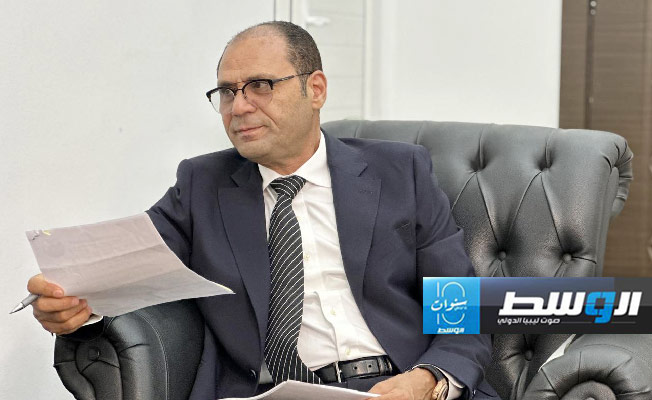 وزير الصحة د.عثمان عبدالجليل في لقاء مع د.ليلى الأوجلي مدير إدارة العجزة والمسنين وذوي الإعاقة بالعاصمة طرابلس، 11 نوفمبر 2024. (وزارة الصحة)