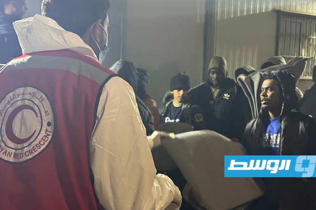 متطوعو الهلال الأحمر يساعدون مهاجرين بعد إنقاذهم قبالة سواحل طبرق، 25 مارس 2026 (جمعية الهلال الأحمر)