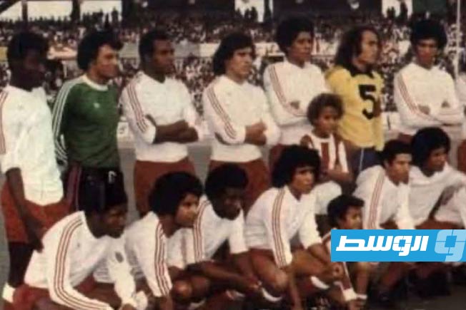 المبروك المصراتى الخامس وقوفا مع المنتخب الليبى المدرسي عام 1977 (أرشيفية: الإنترنت)