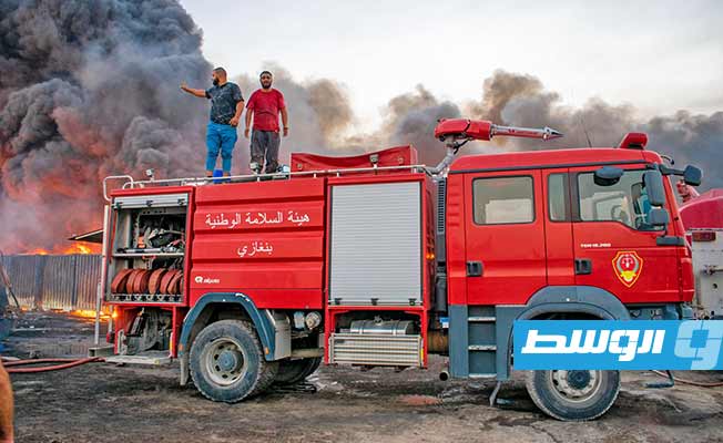 جانب من عمليات السيطرة على حريق القوارشة، الثلاثاء 22 أغسطس 2023 (بلدية بنغازي)