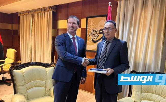 وزير الاقتصاد والتجارة بحكومة الوحدة الوطنية الموقتة محمد الحويج يستقبل سفير التشيك لدى ليبيا. (صفحة الوزارة على فيسبوك)