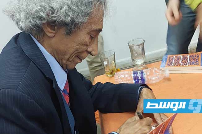 الأديب الليبي صالح السنوسي يوقع روايته «سيرة الفيض العبثية» بأتيليه القاهرة. (بلد الطيوب)