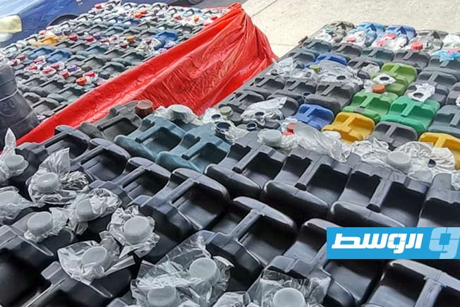 ضبط كميات «بنزين» قبل بيعها بطريقة غير شرعية في صبراتة. 7 مارس 2025. (مديرية أمن صبراتة)