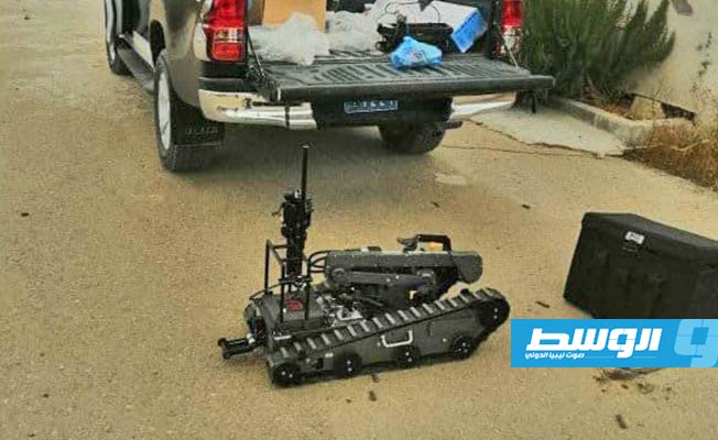 فريق تفكيك المتفجرات يبدأ إزالة الألغام ومخلفات الحرب بمناطق في عين زارة