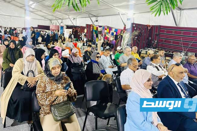 جانب من متابعي محاضرة الأديب والشاعر جمعة الفاخري «مؤانسة تراثية» بقاعة المتحف التركي أمس الخميس. (وزارة الثقافة والفنون)