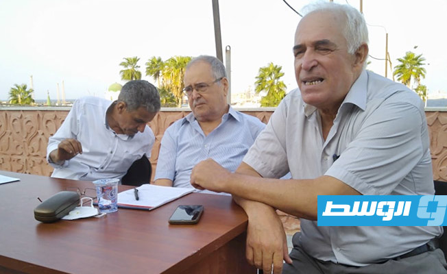 الكاتب إبراهيم احميدان، يمين (بوابة الوسط)