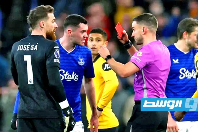 الحكم يطرد مايكل كين خلال مباراة إيفرتون وولفرهامبتون بالدوري الإنجليزي (إكس)