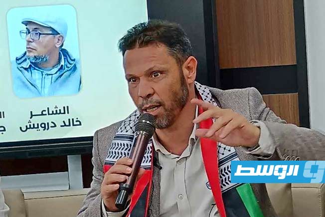 الشاعر علاء الأسطى في أمسية «غزة في قلوبنا» بمعرض اللواء 444 قتال. (بوابة الوسط)