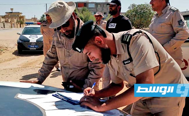 أفراد شرطة الكهرباء خلال إخلاء المحطة في جنزور، 14 أغسطس 2023. (وزارة الداخلية)