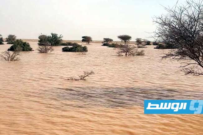 مياه الأمطار تغمر صحراء الحمادة الحمراء، 2 أكتوبر 2025. (أخبار وزرارات ليبيا)