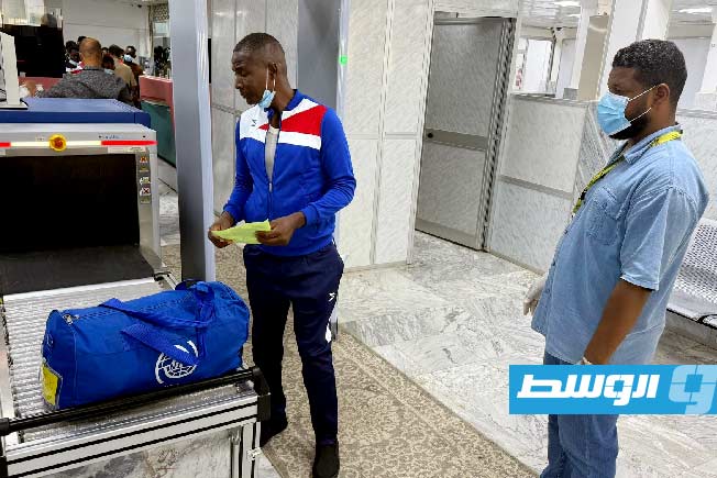 إعادة مهاجرين نيجيريين من مطار سبها إلى بلادهم ضمن رحلات العودة الطوعية للمهاجرين، 16 سبتمبر 2025 (الإدارة العامة لأمن المنافذ)