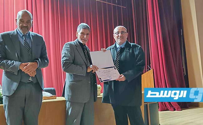 جانب من شهادات التكريم للمشاركين. (بوابة الوسط)