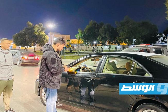 مصادرة سيارات تعطل حركة السير في شوارع أجدابيا، 6 مارس 2025. (مديرية أمن أجدابيا)
