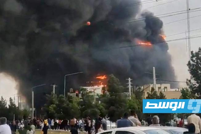ألسنة لهب ودخان متصاعد جراء حريق اندلع داخل مركز تجاري قرب طهران، 6 مايو 2026. (الإنترنت)
